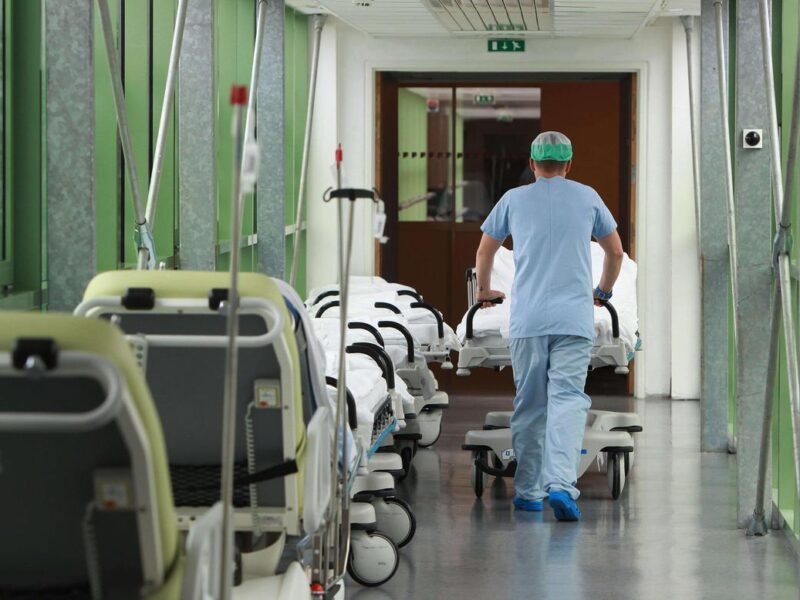 Bordeaux 28 Avril  2016 CHU Pellegrin Dossier Emploi Gironde ces metiers qui recrutent Illustration EMPLOI INFIRMIERE Personnel de Santé Bâtiment François-Xavier Michelet avec des infirmières du service ambulatoire. BRANCARDIER 20160428t.davidDAV_0379  20160428t.davidDAV_0379